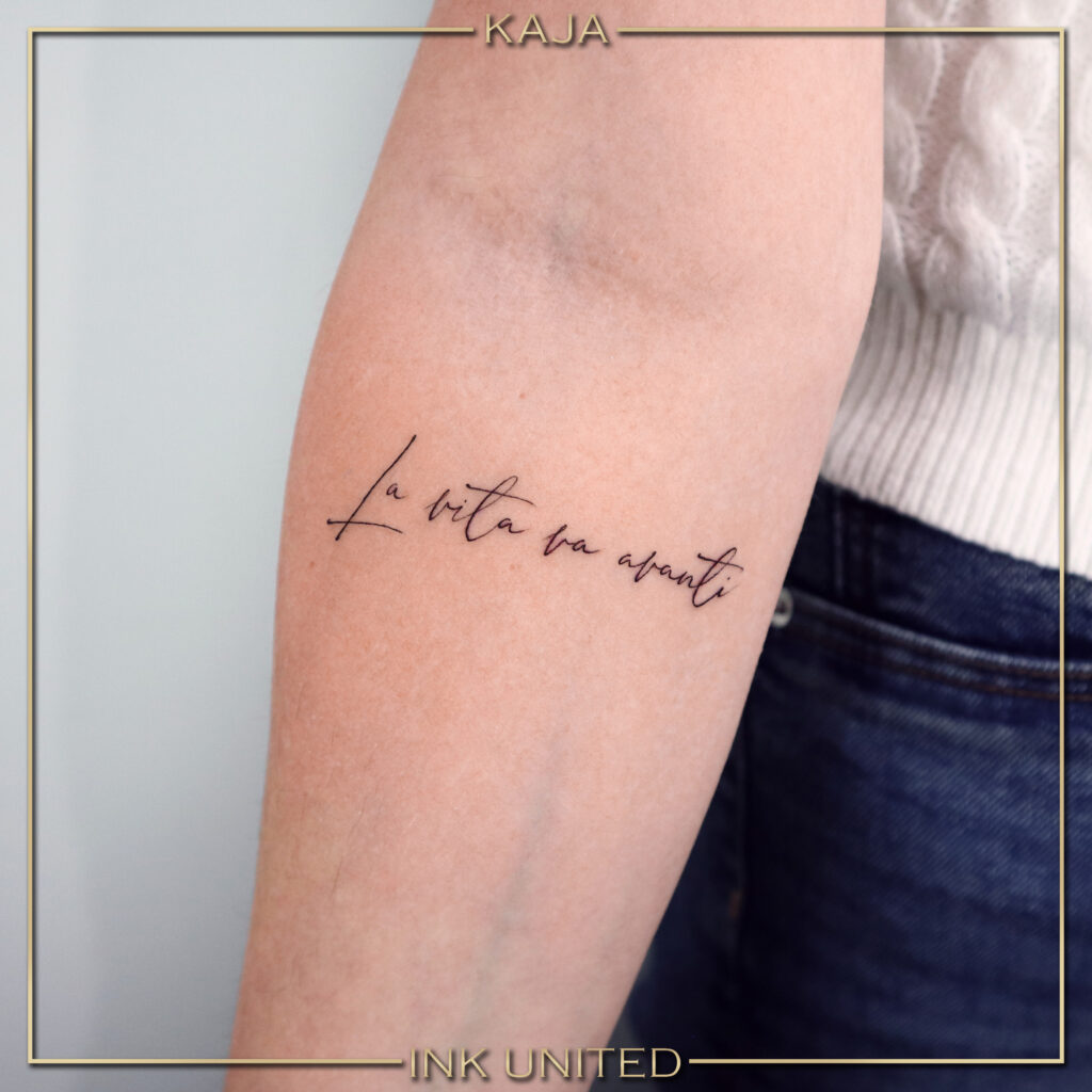 fineline tekst tatoeage