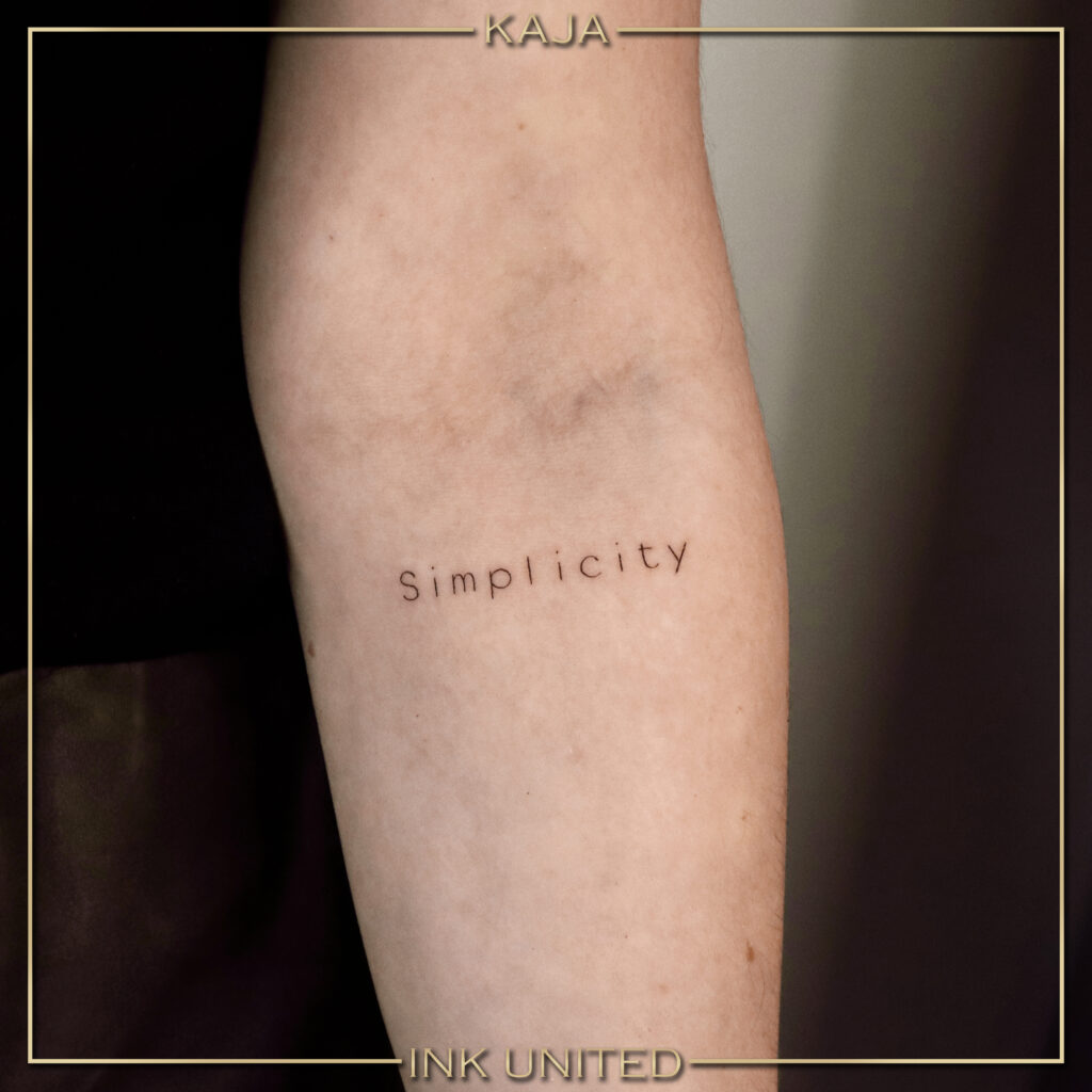 fineline tekst tatoeage