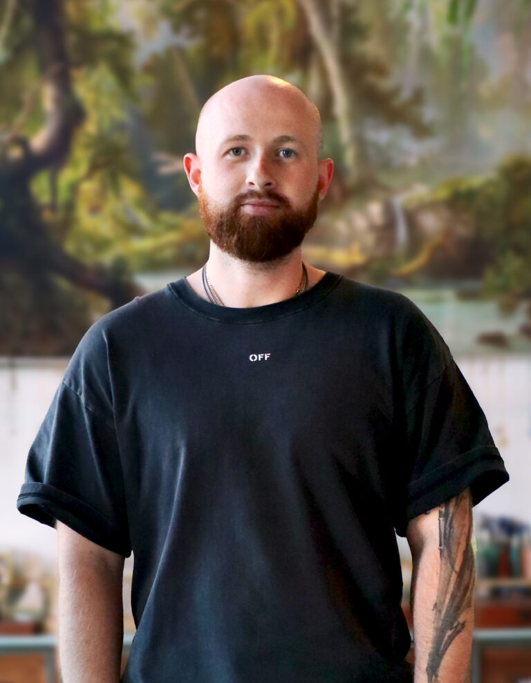Portret van Grisha, allround tattoo artiest gespecialiseerd in originele blackwork, realisme en fineline tattoos.