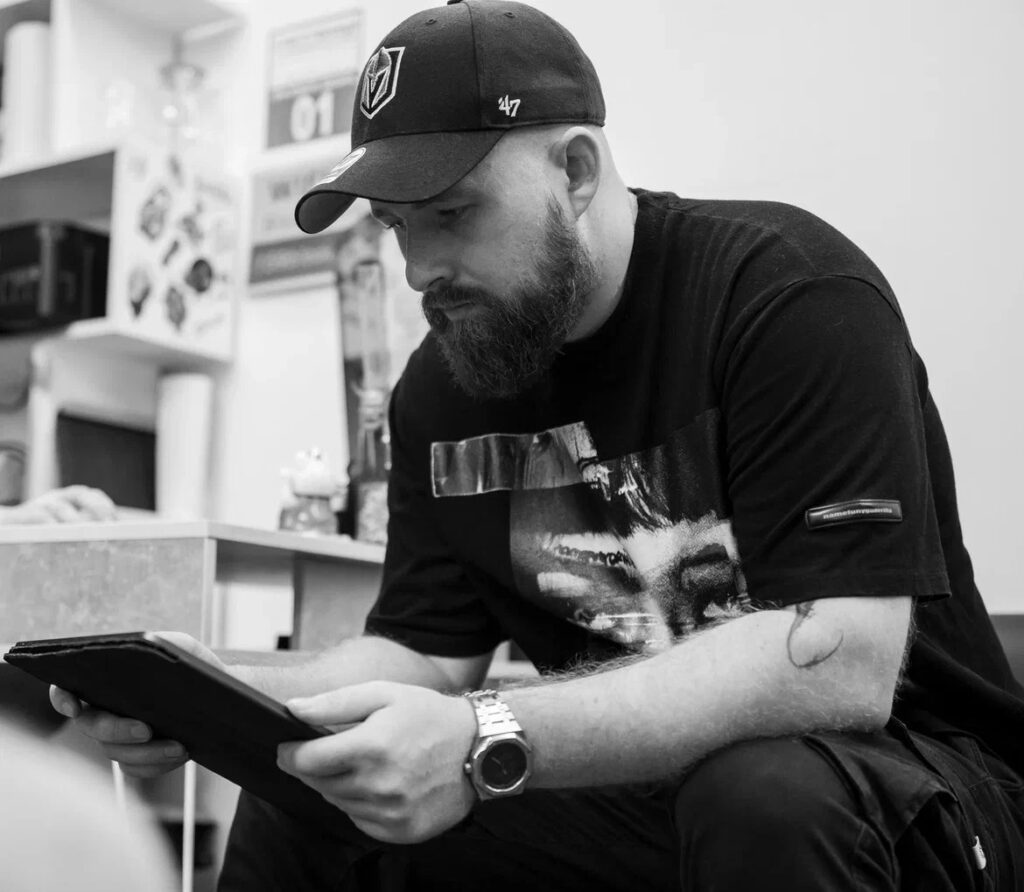 Portret van Grisha, allround tattoo artiest gespecialiseerd in originele blackwork, realisme en fineline tattoos.