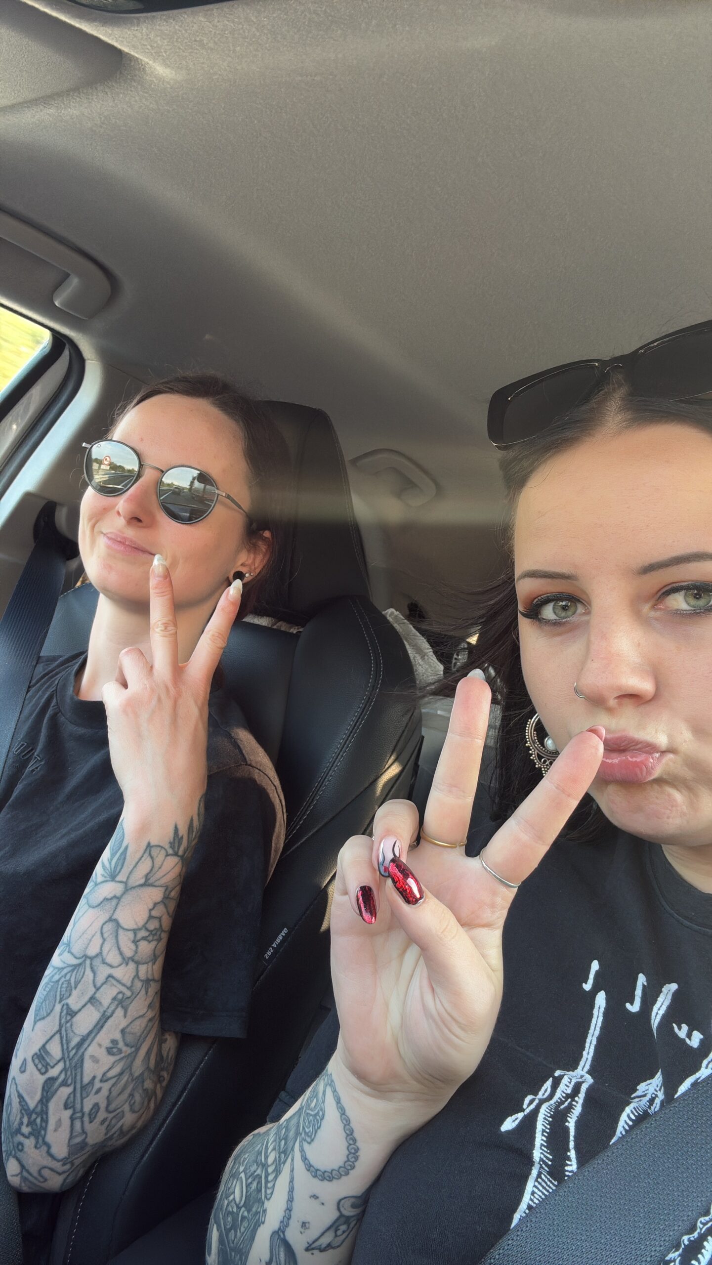 Tattoo artiesten Kaja Nijssen en Renée onderweg naar een tattoo conventie voor een weekend vol tattoo kunst en wedstrijden