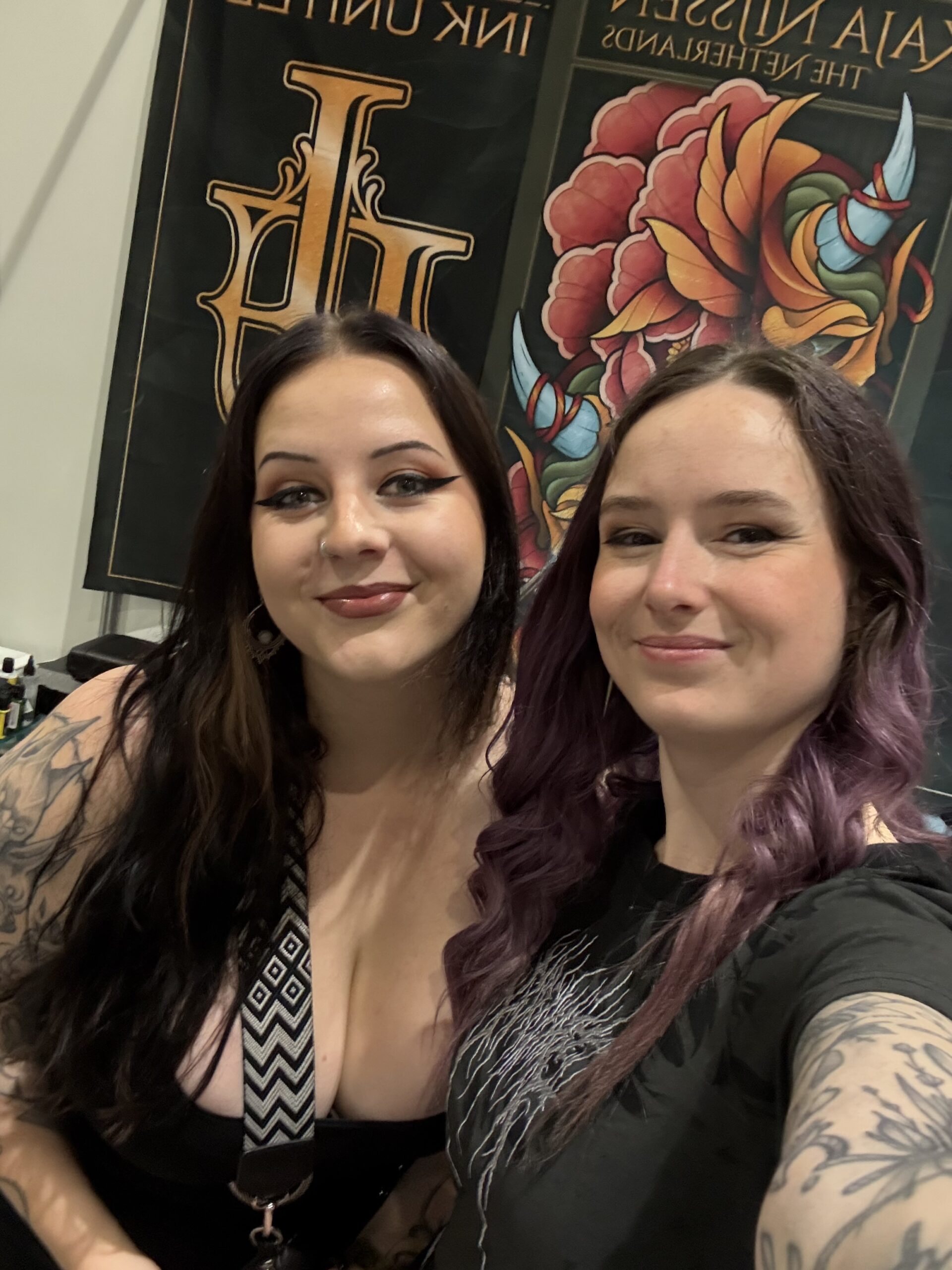Tattoo artiesten Kaja Nijssen en Renée tijdens een tattoo conventie in België