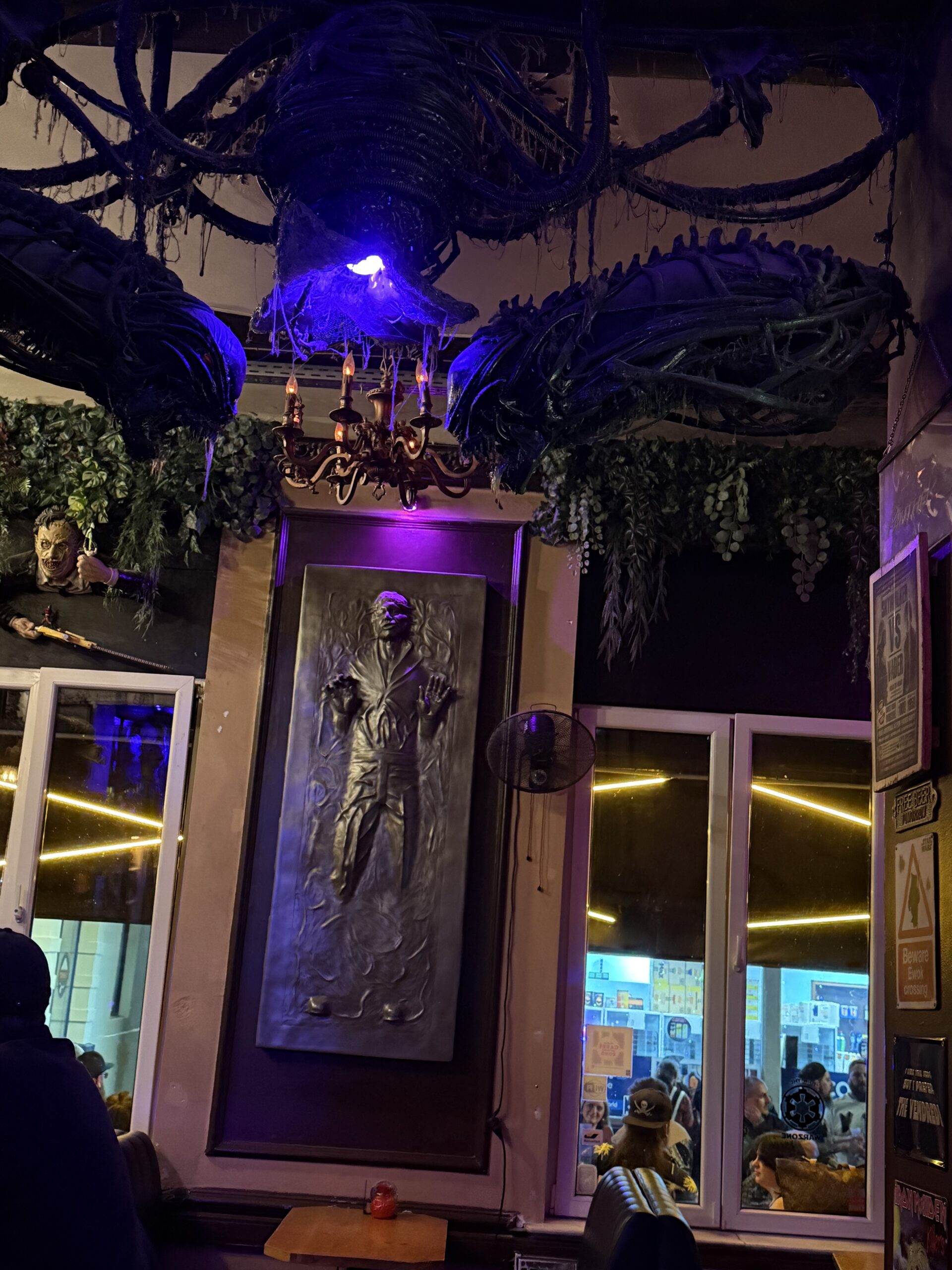 Sfeervol interieur van café Warzone in Luik bezocht tijdens een tattoo conventie weekend