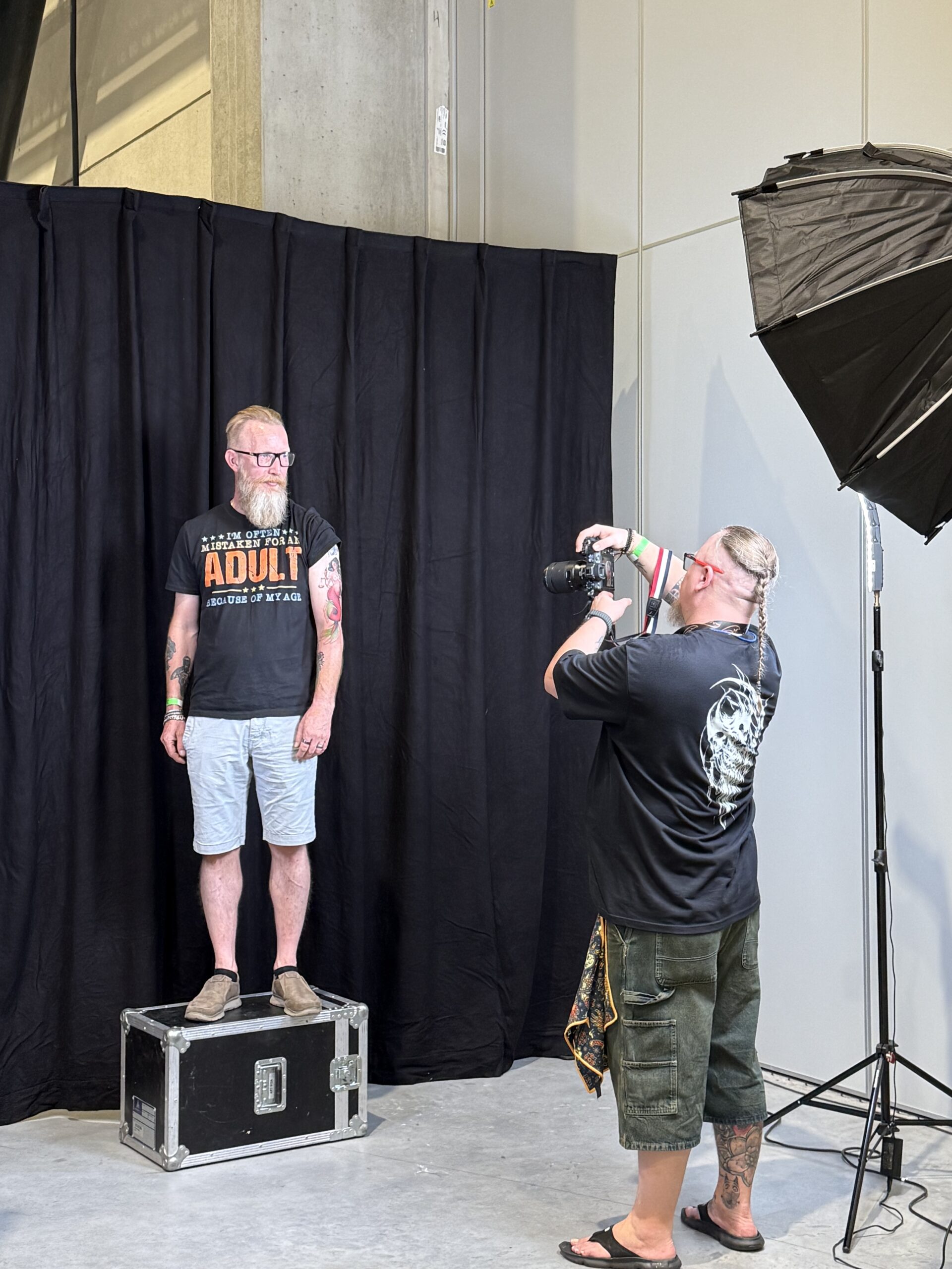 Fotograaf maakt een foto van een kleurrijke zeemeermin tattoo tijdens een tattoo conventie