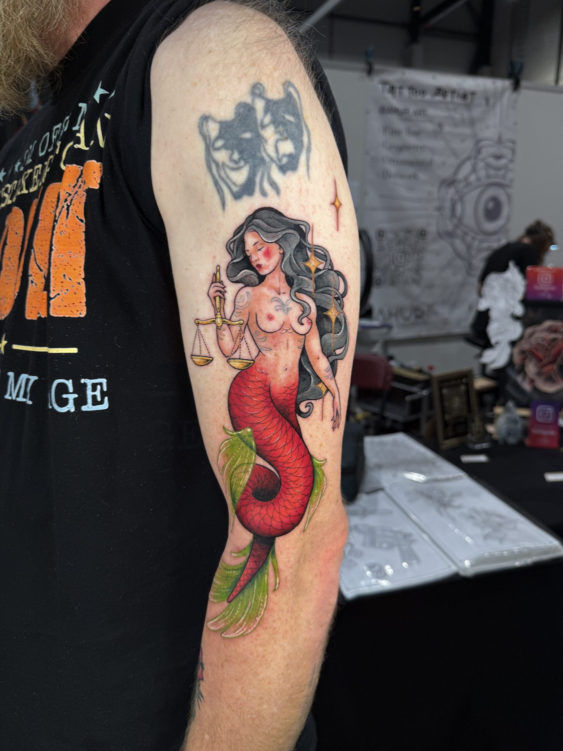 Kleurrijke neo traditional zeemeermin tattoo met sterrenbeelden gezet tijdens een tattoo conventie in Luik